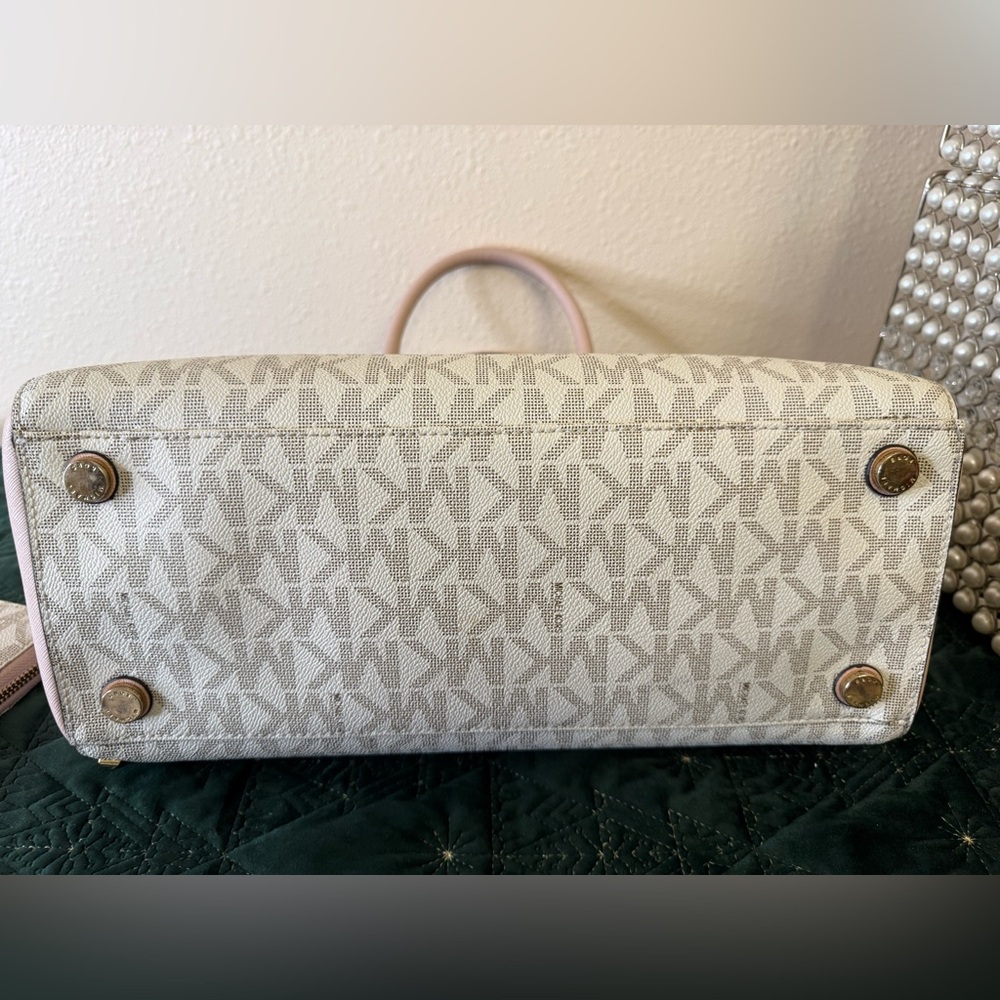BARELY USED ………. MICHAEL KORS SIGNATURE PRINTED LARGE SATCHEL BAG w/WALLET - Picture 5 of 9